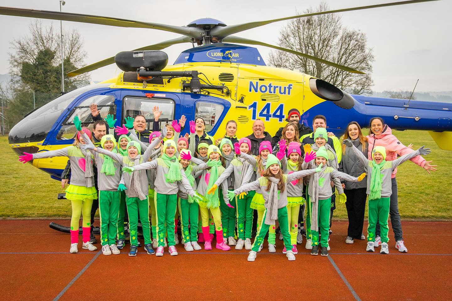 Danke für de hütigi Start vo de Aktion Kinder lernen retten i de Schuel in Boniswil! Än unvergässliche Moment hemmer erlebt zäme mit de Schwiizergoofe, em Gölä, em ganze AAA Team und viiielne strahlende Chinderauge!

Mir freued eus uf vieli wiiteri Moment i de Schuele - bisch au Du interessiert a dem Projekt i Dinere Schuel? Denn meld Dich bi eus.

#kinderlernenretten#144#keineischzchli#enlebensretter#helfe#reanimation#gölä#schwiizergoofe#herzensahglegeheit#schuel#chumverbi