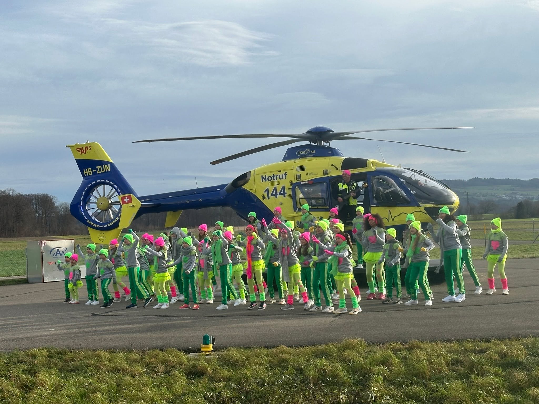 Schon bald ist es soweit...

Der Schweizer Rockstar Gölä, Pilot Jürg Fleischmann und das erfolgreichste Schweizer Kindermusikprojekt die Schwiizergoofe, haben sich für ein ganz besonderes Projekt zusammengetan: den 144-Song. Ein fetziger Ohrwurm mit einer ganz wichtigen Botschaft, die uns alle betrifft– jede/r kann Leben retten!

Der Countdown läuft, mehr Infos unter www.kinder-lernen-retten.ch

Wir freuen uns auf Euch!

Euer KLR-Team!

 #144 #gölä #alpineair #schwiizergoofe #144song #Notruf