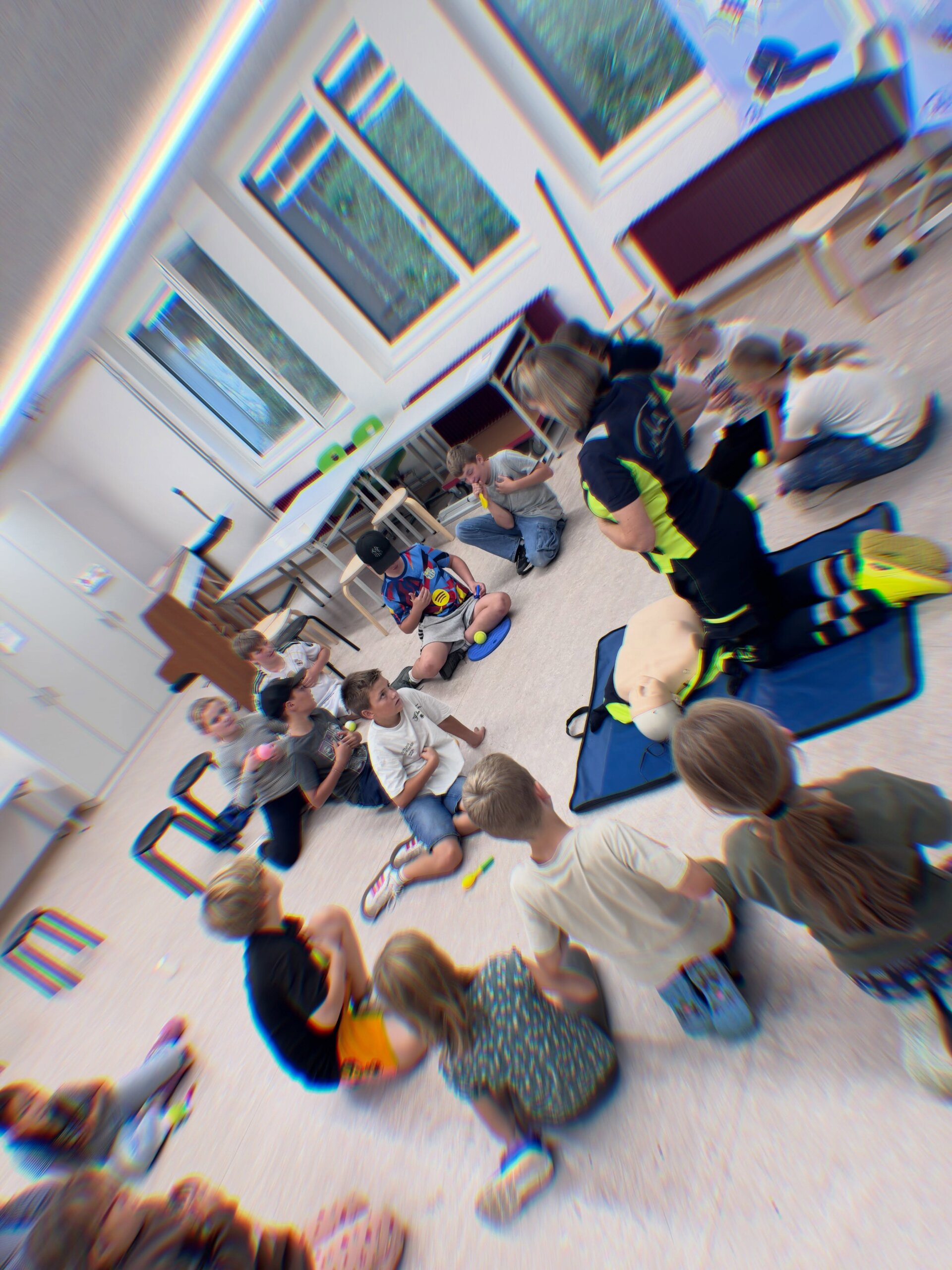 💛 Lernen, lachen & gemeinsam Spass haben!

Was für eine tolle Gruppe! 🙌
Wir sagen DANKE für diesen grossartigen Einsatz und die super Stimmung. 💛

Heute wurde wieder bestätigt:
Lernen und Spass passen perfekt zusammen! 🚑✨

Mit viel guter Laune, Neugier und Begeisterung wurde geübt, gelacht und ganz nebenbei richtig viel gelernt. 💪

Es hat riesig Spass gemacht mit euch – ihr wart spitze! 🦁💛💙

#kinderlernenretten#messen#kids#erstehilfefürkinder#spass